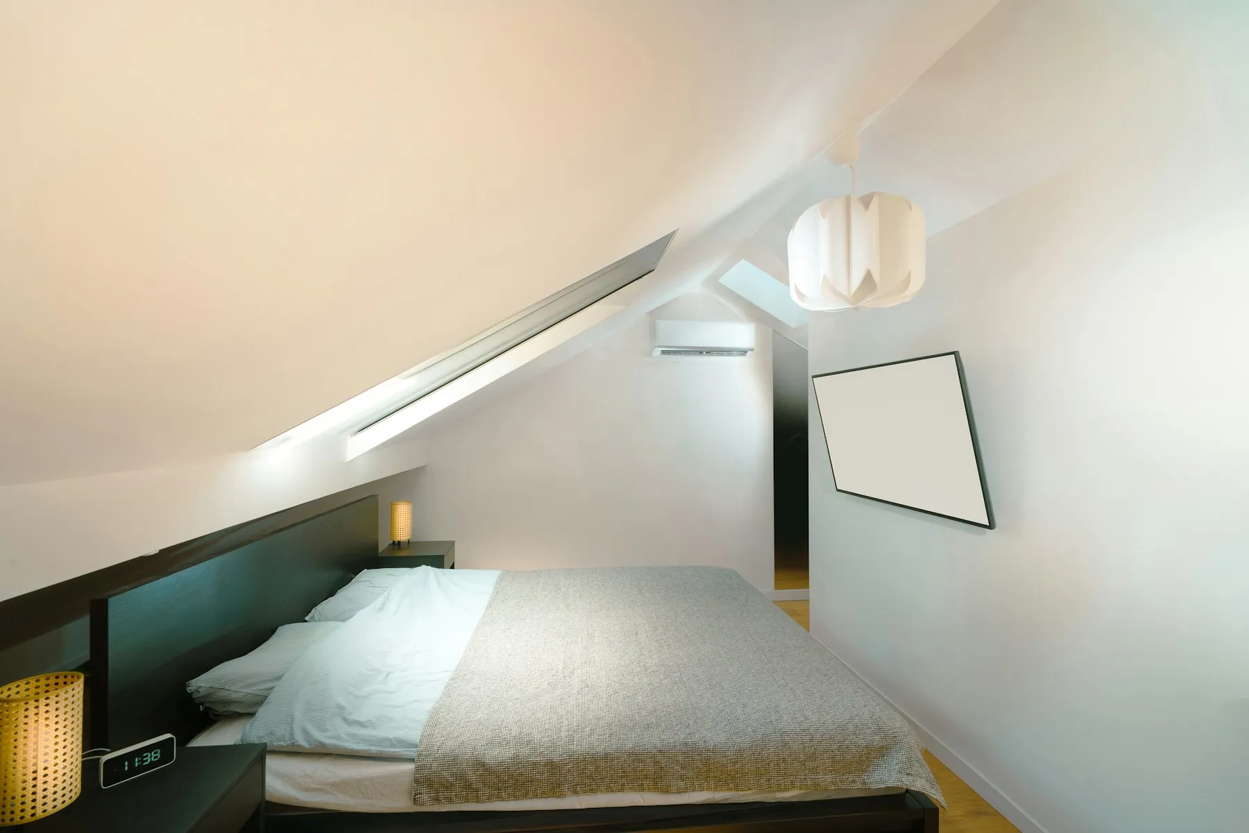 Chambre sous les combles éclairée par une fenêtre de toit