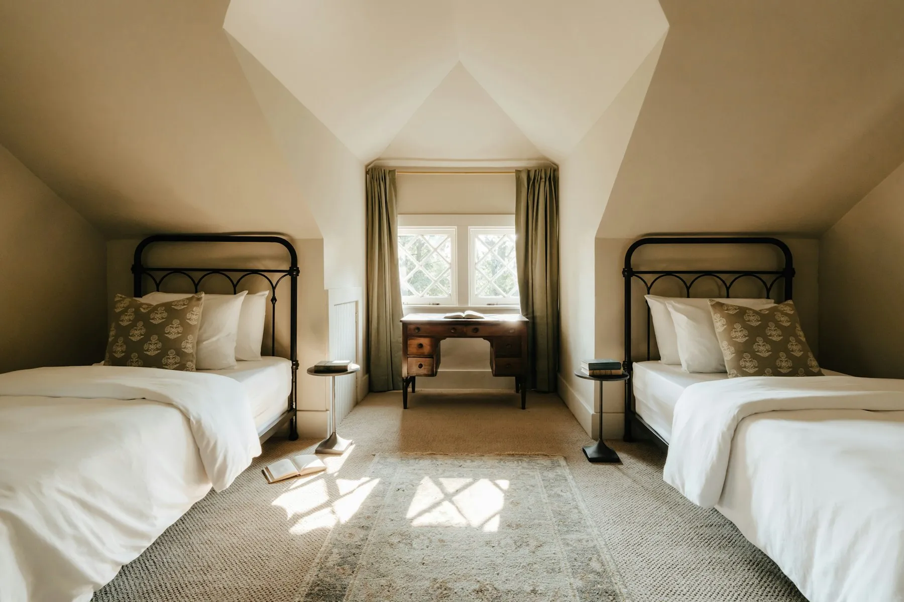 Chambre mansardée aménagée sous les combles