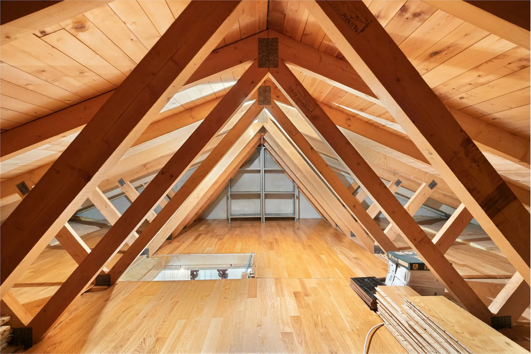 Combles avec plancher en bois et charpente dégagée, trémie d'escalier