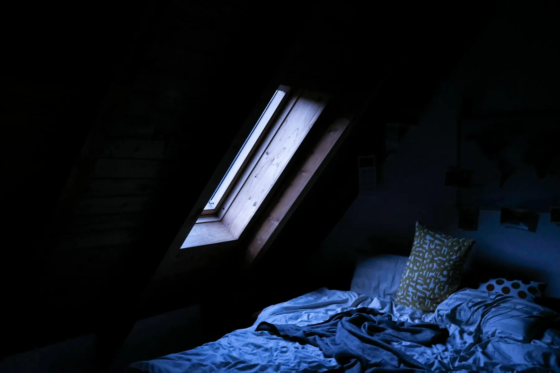 Fenêtre de toit éclairant une chambre sous les combles
